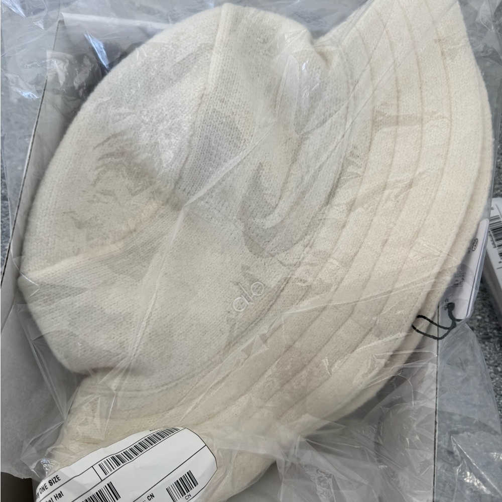 Alo yoga ivory Wool Bucket Hat - NWT